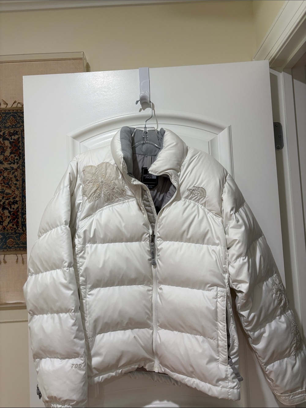 The North Face Women's White Puffy Jacket With Embroidery Sz M - Picture 2 of 15